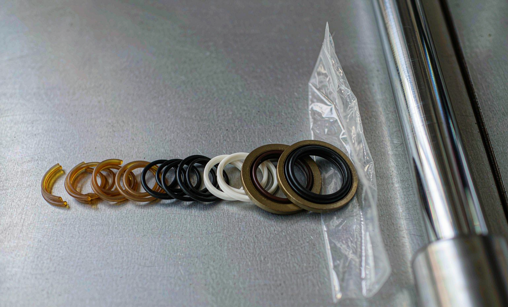 How to Choose Hydraulic Seal Material: NBR vs PU vs PTFE